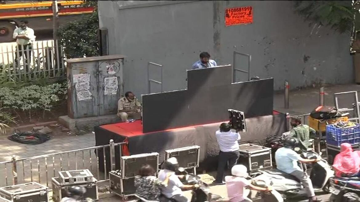 सेना भवनच्या बाहेर एलईडी स्क्रीन, ‘झुकेगा नही’ची पोस्टरबाजी