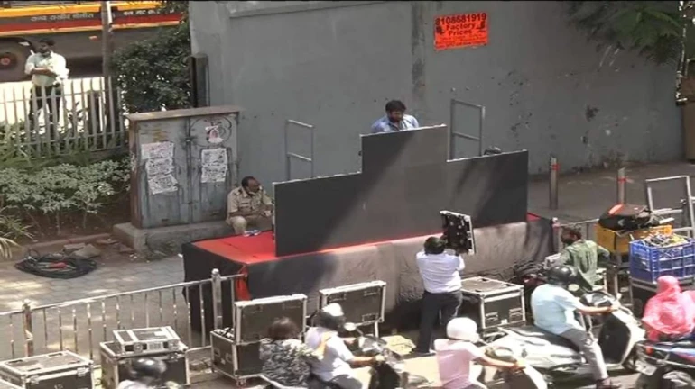 सेना भवनच्या बाहेर एलईडी स्क्रीन, ‘झुकेगा नही’ची पोस्टरबाजी सेना भवनच्या बाहेर एलईडी स्क्रीन, ‘झुकेगा नही’ची पोस्टरबाजी