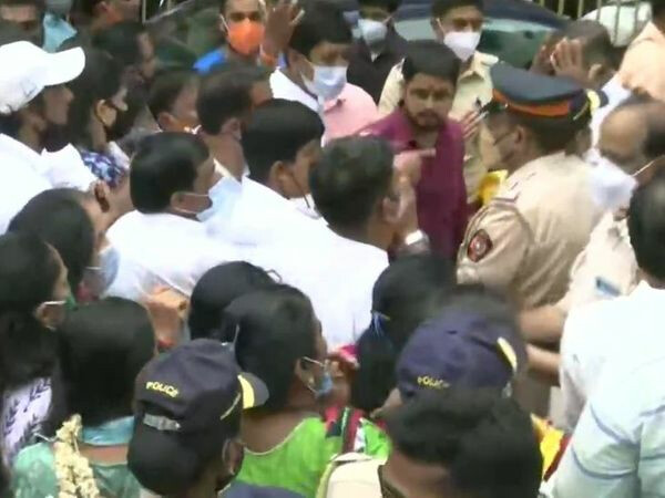Scuffle breaks out between bjp and shiv sena workers near shiv sena bhavan