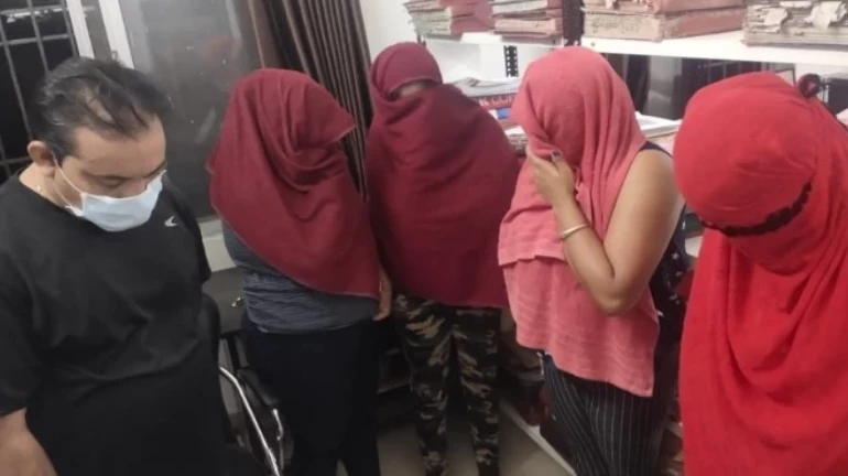 डोंबिवली में हाई प्रोफाइल सेक्स रैकेट का पर्दाफाश डोंबिवली में हाई प्रोफाइल सेक्स रैकेट का पर्दाफाश