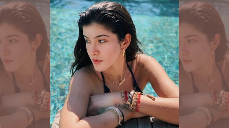 संजय कपूर की बेटी शनाया कपूर ने अपने बोल्ड डांस मूव्स से फ्लोर पर लगाई आग संजय कपूर की बेटी शनाया कपूर ने अपने बोल्ड डांस मूव्स से फ्लोर पर लगाई आग