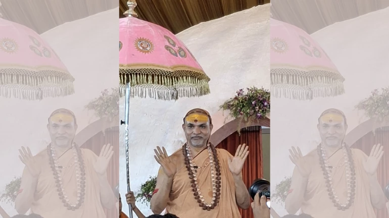 शंकराचार्य जी से आशीर्वाद लेने पहुंचे फिल्मी और राजनीति जगत की हस्तियां शंकराचार्य जी से आशीर्वाद लेने पहुंचे फिल्मी और राजनीति जगत की हस्तियां