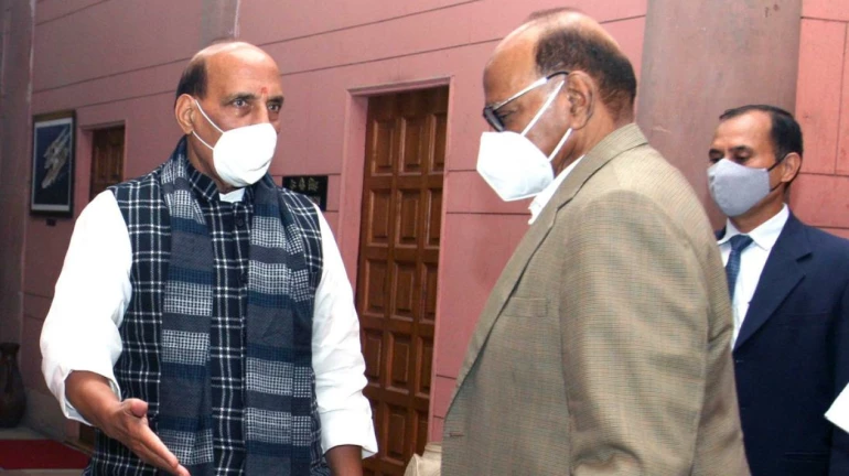 पुरंदरला विमानतळाचा प्रस्ताव, शरद पवारांनी घेतली संरक्षणमंत्र्यांची भेट पुरंदरला विमानतळाचा प्रस्ताव, शरद पवारांनी घेतली संरक्षणमंत्र्यांची भेट