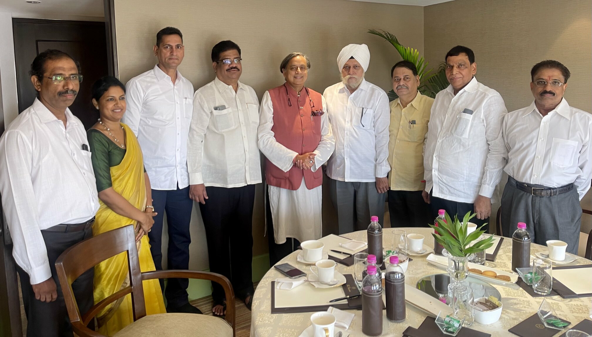 मल्लिकार्जुन खड़गे के बाद शशि थरूर ने भी किया महाराष्ट्र दौरा