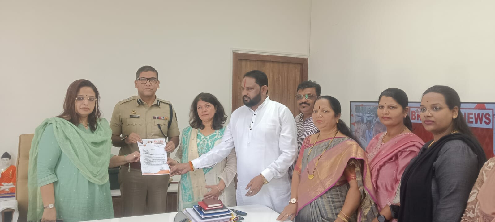 महिला शाखा प्रमुख पूजा बारिया पर हमले को लेकर शिवसेना का हल्ला बोल - उबाठा गुट पर केस दर्ज की मांग