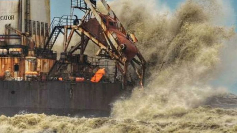 cyclone tauktae : समुद्रात अडकलेलं जहाज बुडालं, २६० पैकी १४७ जणांना वाचवण्यात यश
