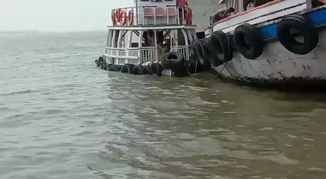 वीडियो- समुंद्र में डुबा जहाज, क्रू के सदस्यो ने समुद्र में मारी कूदी