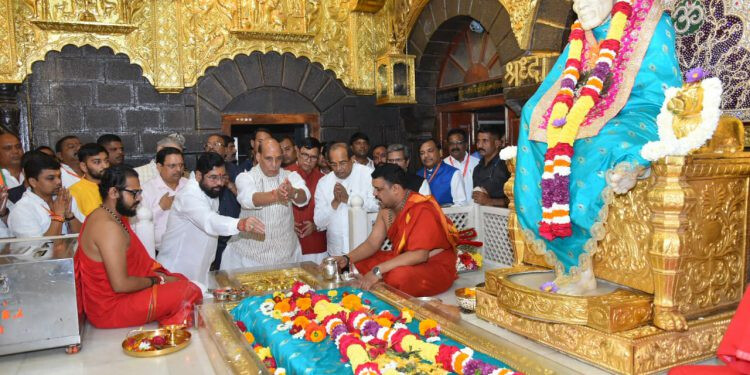 मुख्यमंत्री एकनाथ शिंदे, केंद्रीय रक्षा मंत्री राजनाथ सिंह ने श्री साईबाबा समाधि के दर्शन किये
