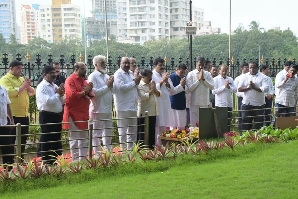 शिंदे समूह के नवनियुक्त मंत्रियों ने शिवतीर्थ में बालासाहेब के स्मारक  के दर्शन किये