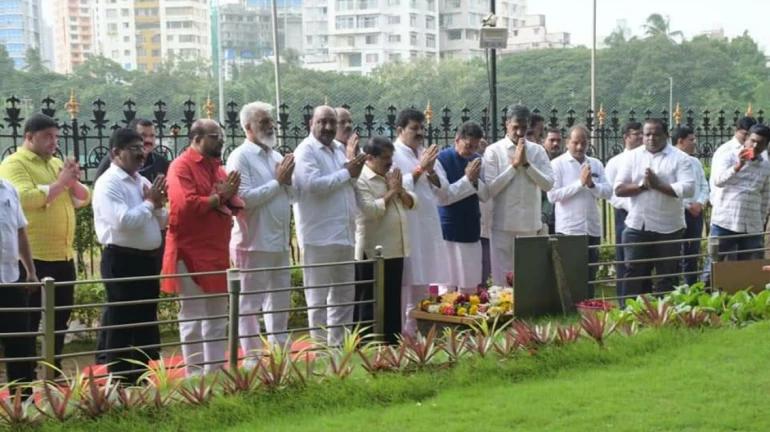 शिंदे समूह के नवनियुक्त मंत्रियों ने शिवतीर्थ में बालासाहेब के स्मारक  के दर्शन किये शिंदे समूह के नवनियुक्त मंत्रियों ने शिवतीर्थ में बालासाहेब के स्मारक  के दर्शन किये