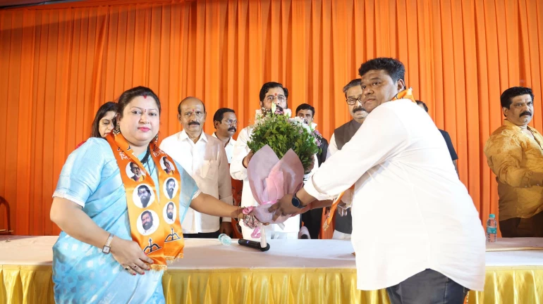 ठाकरे गटाला धक्का, 3 माजी नगरसेवक शिंदे गटाच्या गळाला ठाकरे गटाला धक्का, 3 माजी नगरसेवक शिंदे गटाच्या गळाला