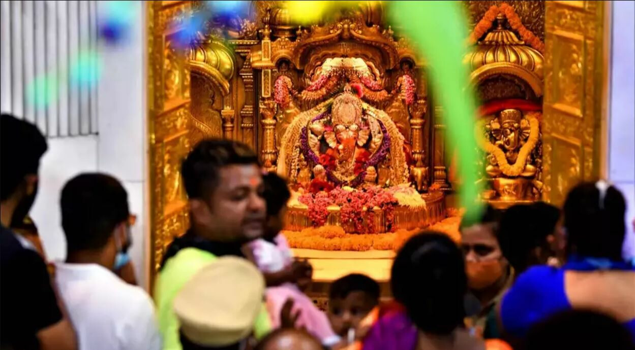 अंगारकीनिमित्त सिद्धिविनायक मंदिराचे दरवाजे खुले, भाविकांची गर्दी
