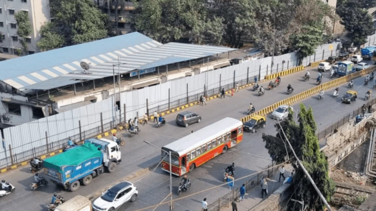 सायन पादचारी पूल सुरू झाल्याने नागरिकांना दिलासा सायन पादचारी पूल सुरू झाल्याने नागरिकांना दिलासा