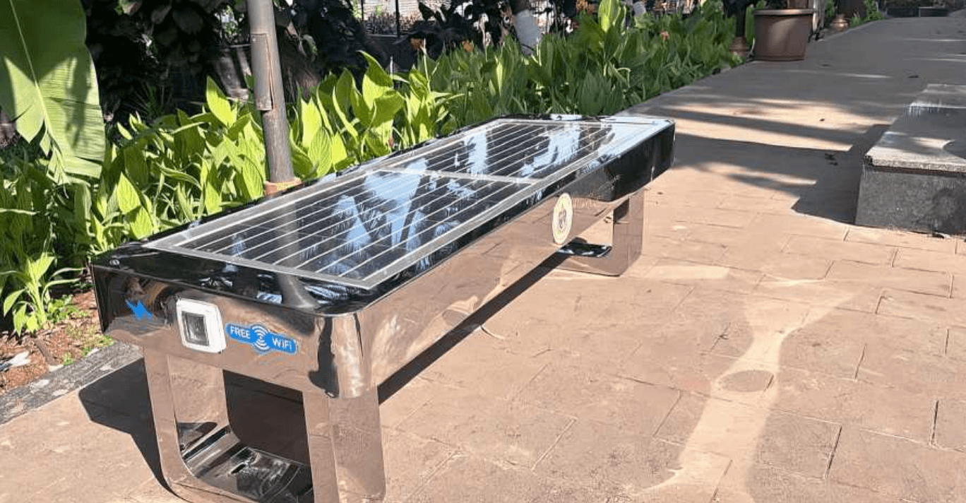 सोलर बाकावर मोबाईल चार्जिंग अन् वायफाय