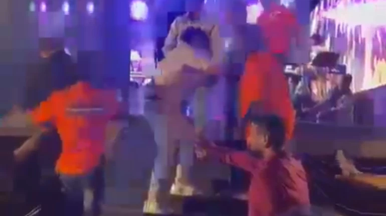 मुंबई- सेल्फी के लिए सोनू निगम के साथ धक्का मुक्की करनेवाले के खिलाफ मामला दर्ज मुंबई- सेल्फी के लिए सोनू निगम के साथ धक्का मुक्की करनेवाले के खिलाफ मामला दर्ज