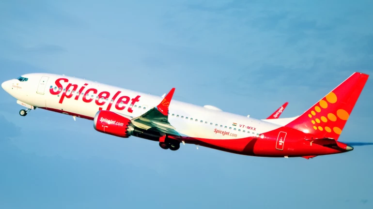 Mumbai: SpiceJet Boeing 737 Max aircraft landed safely after a technical snag Mumbai: SpiceJet Boeing 737 Max aircraft landed safely after a technical snag