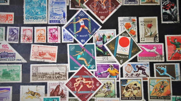 Philately Day : टपाल तिकिटांचे प्रिंट असलेल्या मास्कचं प्रकाशन Philately Day : टपाल तिकिटांचे प्रिंट असलेल्या मास्कचं प्रकाशन