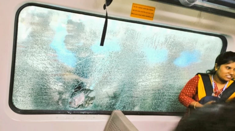 डोंबिवलीजवळ एसी लोकलवर दगडफेक, महिला जखमी डोंबिवलीजवळ एसी लोकलवर दगडफेक, महिला जखमी