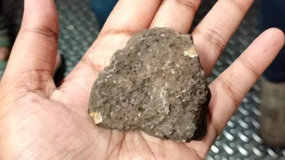 बोरिवली जलद लोकलवरील दगडफेकीत महिला प्रवासी जखमी