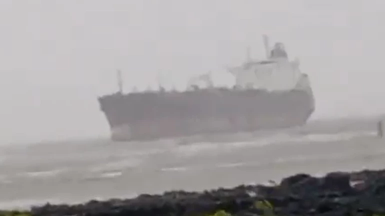 Mumbai: Ship Drifts Near Manori Beach Amid Heavy Rain and Strong Winds Mumbai: Ship Drifts Near Manori Beach Amid Heavy Rain and Strong Winds