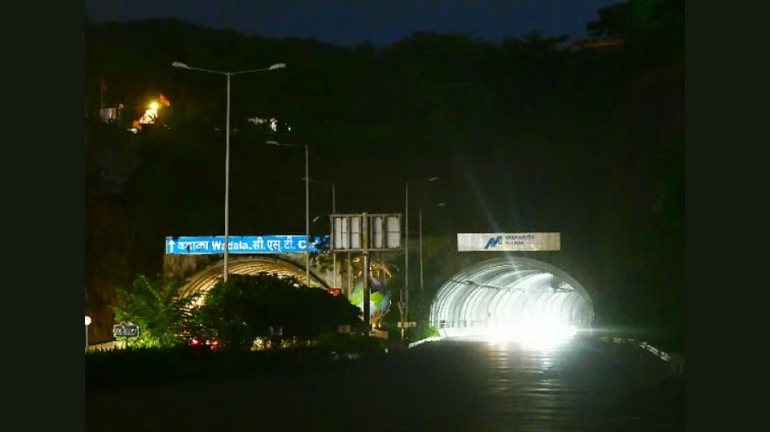 बंद स्ट्रीट लाईट्समुळे ईस्टर्न फ्रीवे धोकादायक बंद स्ट्रीट लाईट्समुळे ईस्टर्न फ्रीवे धोकादायक