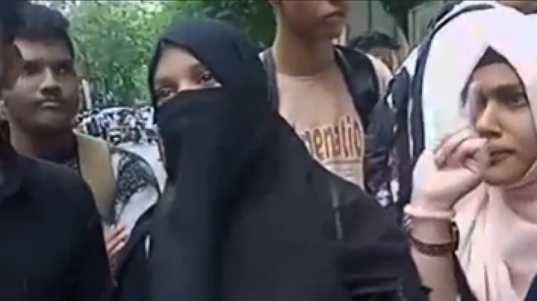 बुरखा बंदीवरून मुंबईतील चेंबूरच्या आचार्य कॉलेजमध्ये तणाव, नेमकं काय घडलं? बुरखा बंदीवरून मुंबईतील चेंबूरच्या आचार्य कॉलेजमध्ये तणाव, नेमकं काय घडलं?