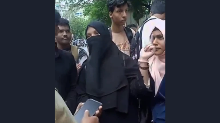 चेंबूर- बुर्का पहनने पर छात्राओं को कॉलेज में प्रवेश से रोका चेंबूर- बुर्का पहनने पर छात्राओं को कॉलेज में प्रवेश से रोका