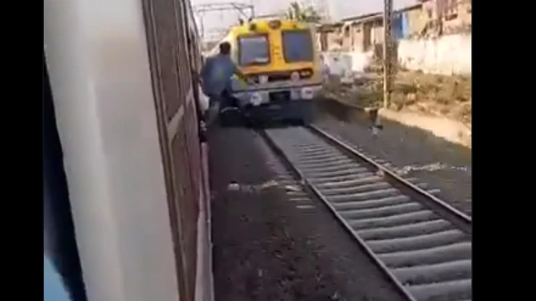 Trending Viral Video: Man was caught performing stunts on Mumbai local trains Trending Viral Video: Man was caught performing stunts on Mumbai local trains