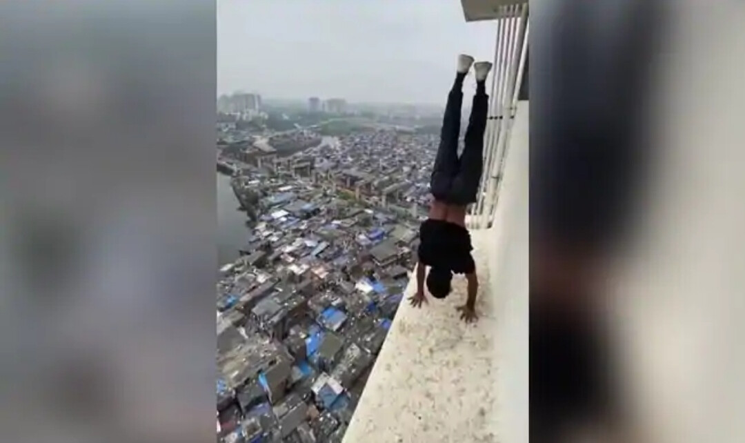 मुंबई में युवक को स्टंट करना पड़ा भारी, तलाश में पुलिस