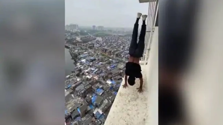 मुंबई में युवक को स्टंट करना पड़ा भारी, तलाश में पुलिस मुंबई में युवक को स्टंट करना पड़ा भारी, तलाश में पुलिस