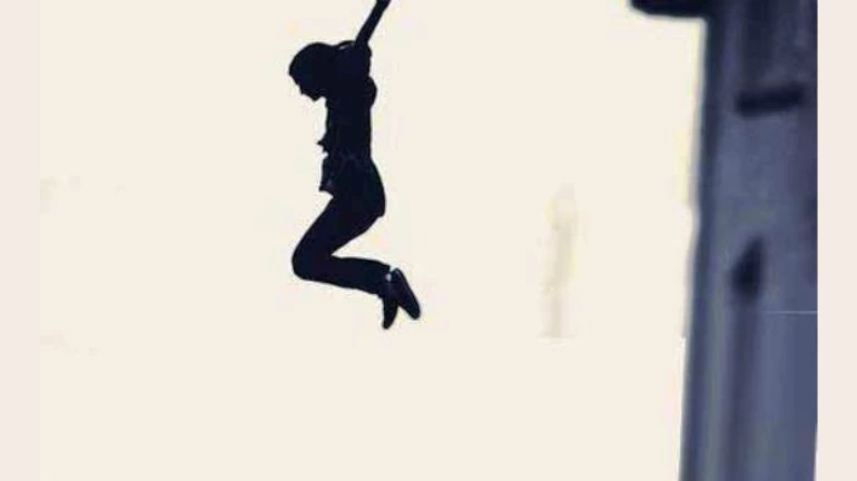 अल्पवयीन मुलीची गच्चीवरुन उडी मारुन आत्महत्या अल्पवयीन मुलीची गच्चीवरुन उडी मारुन आत्महत्या