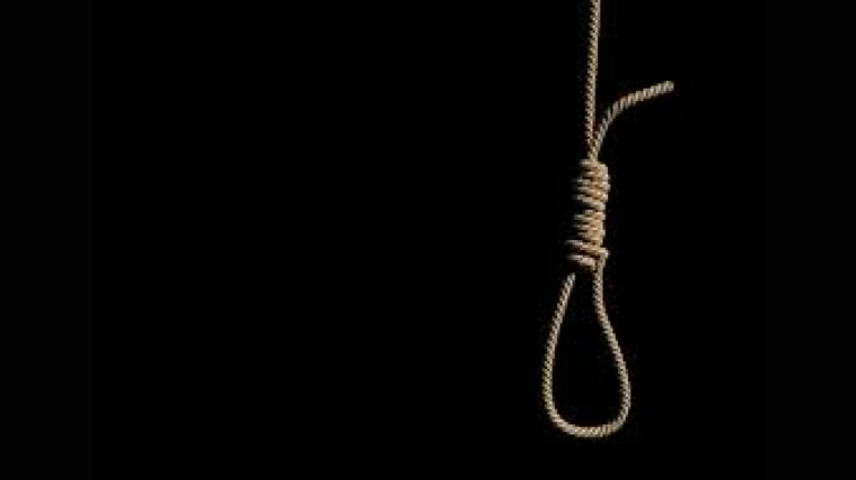 Mumbai: A minor commits suicide in a train Mumbai: A minor commits suicide in a train