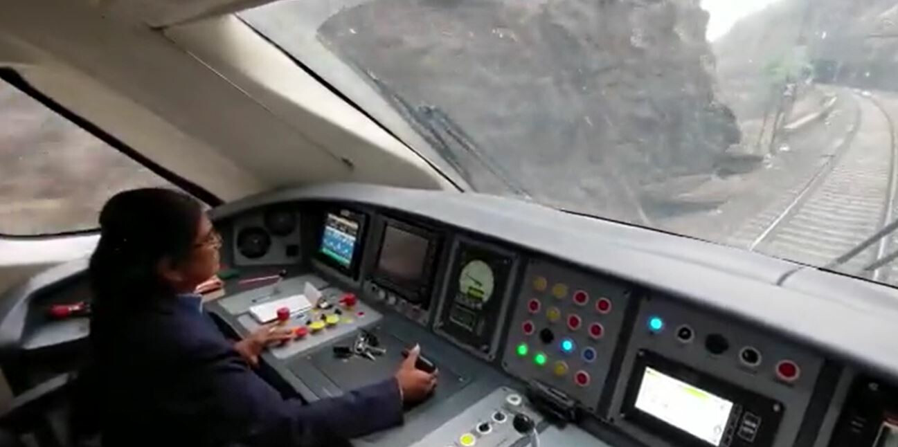 सुरेखा यादव बनीं  वंदे भारत ट्रेन चलाने वाली देश की पहली महिला लोको पायलट