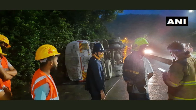 Thane: Chemical tanker overturns on Ghodbunder Road - Read details here