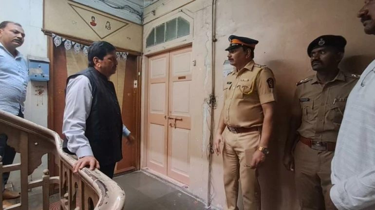 ताडदेव : दरोडा टाकलेल्या घराची मंगल प्रभात लोढांकडून पाहणी ताडदेव : दरोडा टाकलेल्या घराची मंगल प्रभात लोढांकडून पाहणी