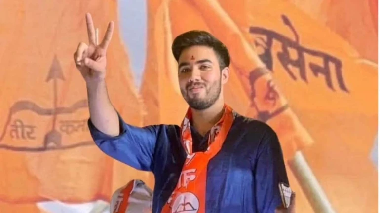 उद्धव ठाकरे के दूसरे बेटे तेजस ठाकरे की होगी राजनीति में एंट्री? उद्धव ठाकरे के दूसरे बेटे तेजस ठाकरे की होगी राजनीति में एंट्री?
