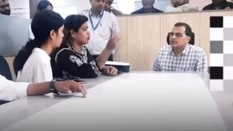 ठाकूर कॉलेजमध्ये मराठी भाषेवरून राडा ठाकूर कॉलेजमध्ये मराठी भाषेवरून राडा