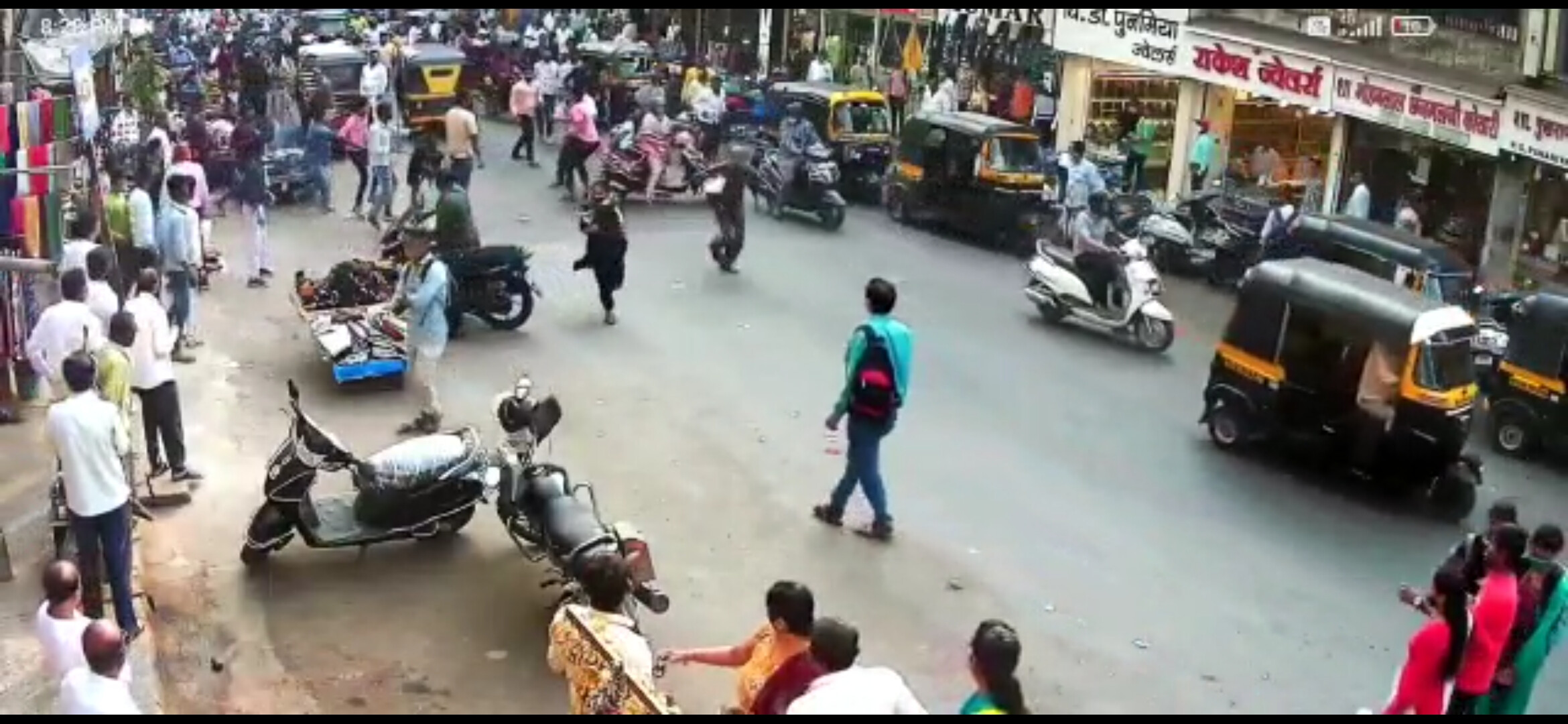 बाइक रिकवरी की बात को लेकर तीन लोगों पर लोहे की रॉड से जानलेवा हमला