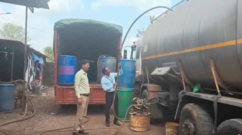 ठाणे में गैर-कानूनी ‘मिक्स हाइड्रोकार्बन ऑयल’ के स्टॉक पर रेड ठाणे में गैर-कानूनी ‘मिक्स हाइड्रोकार्बन ऑयल’ के स्टॉक पर रेड