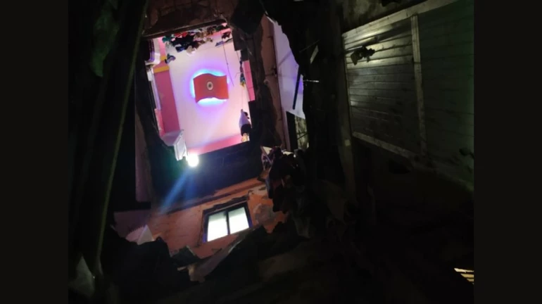 Thane Building Collapse: 2 dead, 1 injured after slab of building crashed down in Rabodi area Thane Building Collapse: 2 dead, 1 injured after slab of building crashed down in Rabodi area