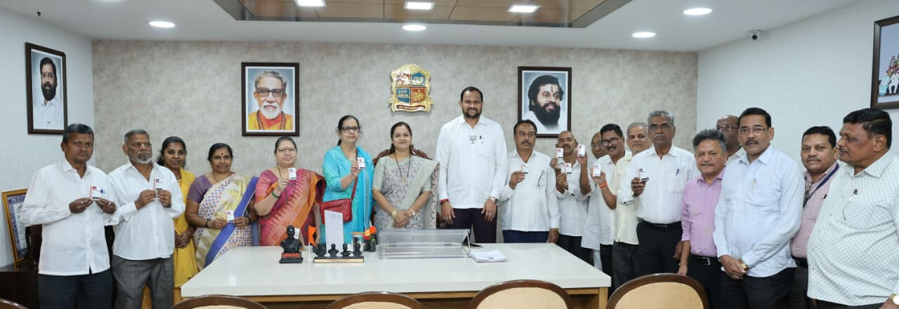 ठाणे: ज्येष्ठ नागरिकांसाठी डिजिटल बस पासचे वितरण