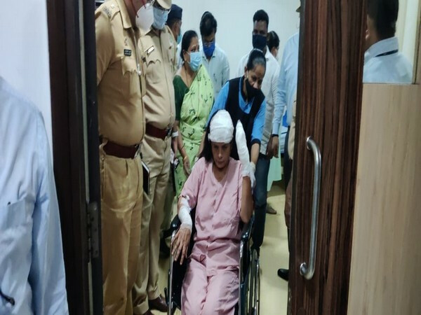 Thane: TMC Additional Commissioner, her security loses fingers in a knife attack by vendor