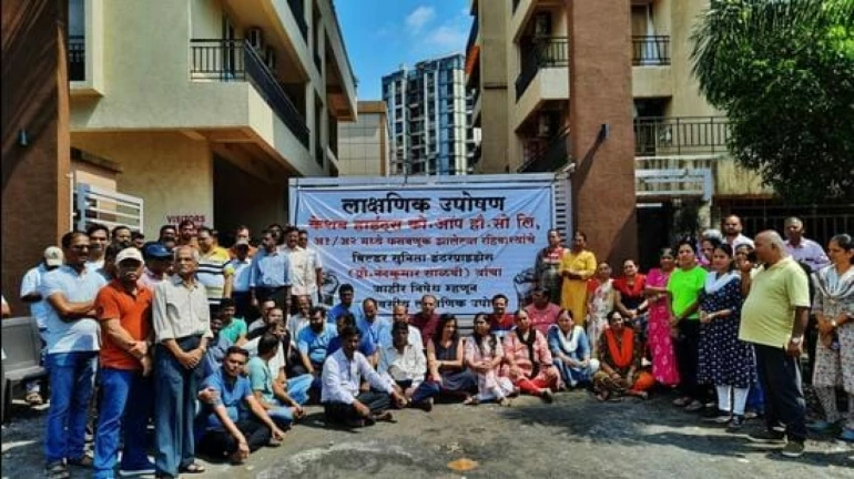 ठाणे : सोसायटी रहिवाशांचे बिल्डरविरोधात उपोषण ठाणे : सोसायटी रहिवाशांचे बिल्डरविरोधात उपोषण