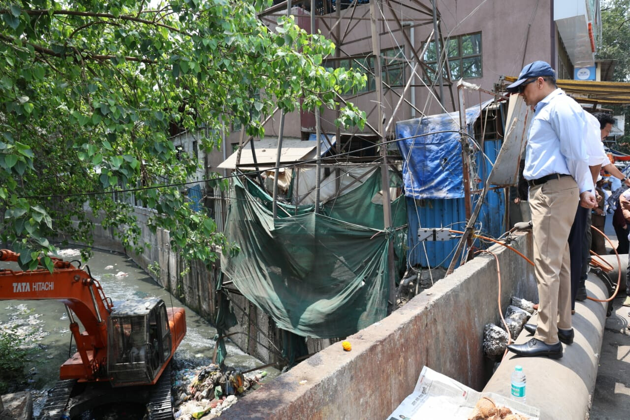 ठाण्यात नालेसफाईला सुरूवात