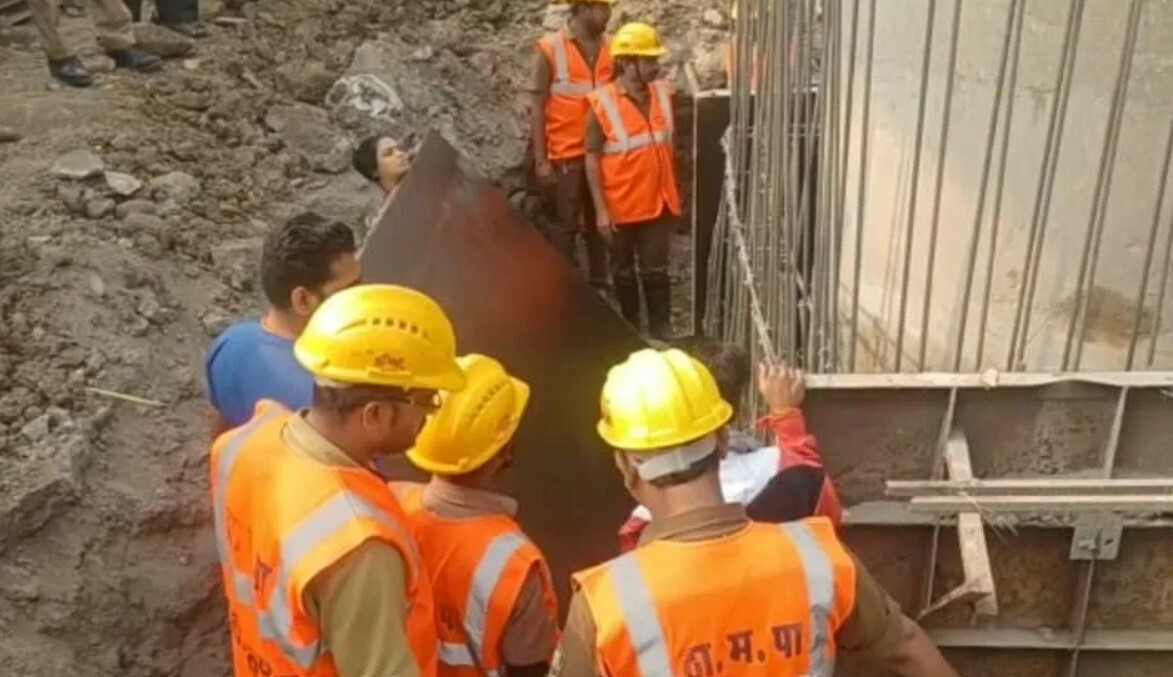 ठाणे : विवयाना मॉलजवळ मेट्रो गर्डरची लोखंडी प्लेट पडून महिलेचा मृत्यू