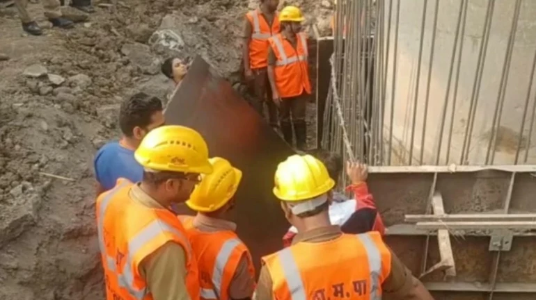 ठाणे : विवयाना मॉलजवळ मेट्रो गर्डरची लोखंडी प्लेट पडून महिलेचा मृत्यू ठाणे : विवयाना मॉलजवळ मेट्रो गर्डरची लोखंडी प्लेट पडून महिलेचा मृत्यू