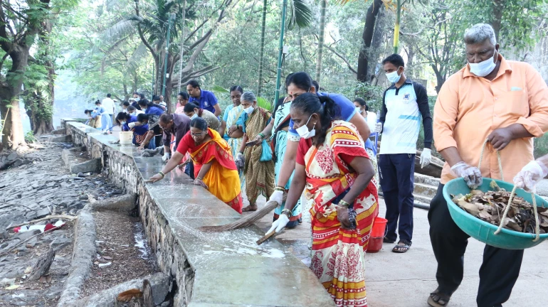Thane: Nirankari Mission volunteer clears the lake area