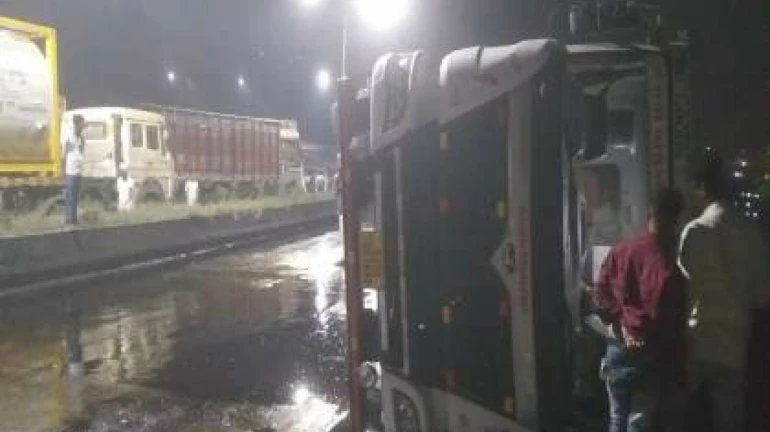 ठाणे: मुंब्रा बायपास रोडवर तेल टँकर उलटल्याने मोठी वाहतूक कोंडी ठाणे: मुंब्रा बायपास रोडवर तेल टँकर उलटल्याने मोठी वाहतूक कोंडी