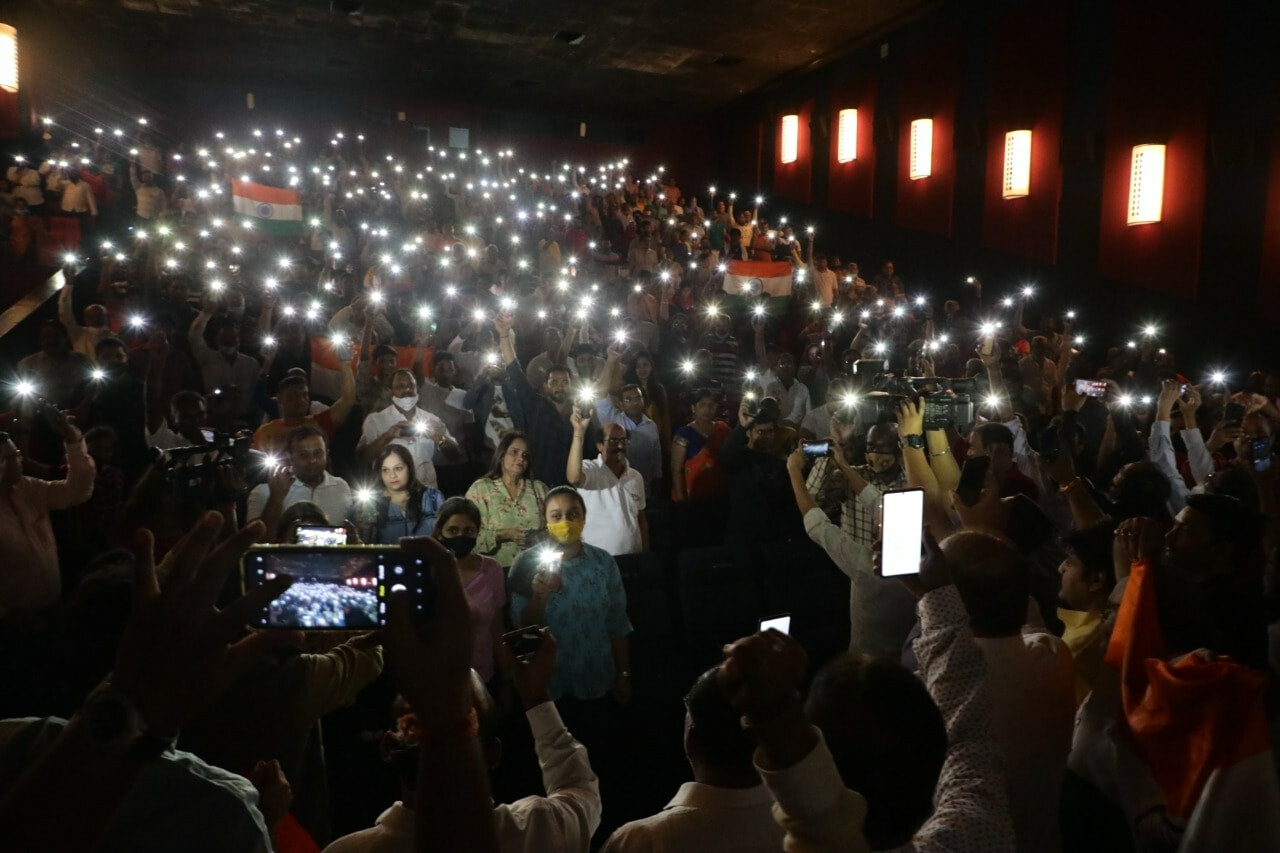 "द कश्मीर फाइल्स" फिल्म को टैक्स फ्री करने की मांग लेकर 850 लोगो ने एक साथ देखी फिल्म