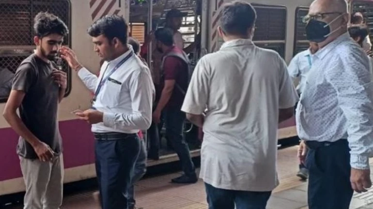 मुंबई- मध्य रेलवे ने एसी, प्रथम श्रेणी के डिब्बों में बिना टिकट यात्रियों के खिलाफ कार्रवाई की